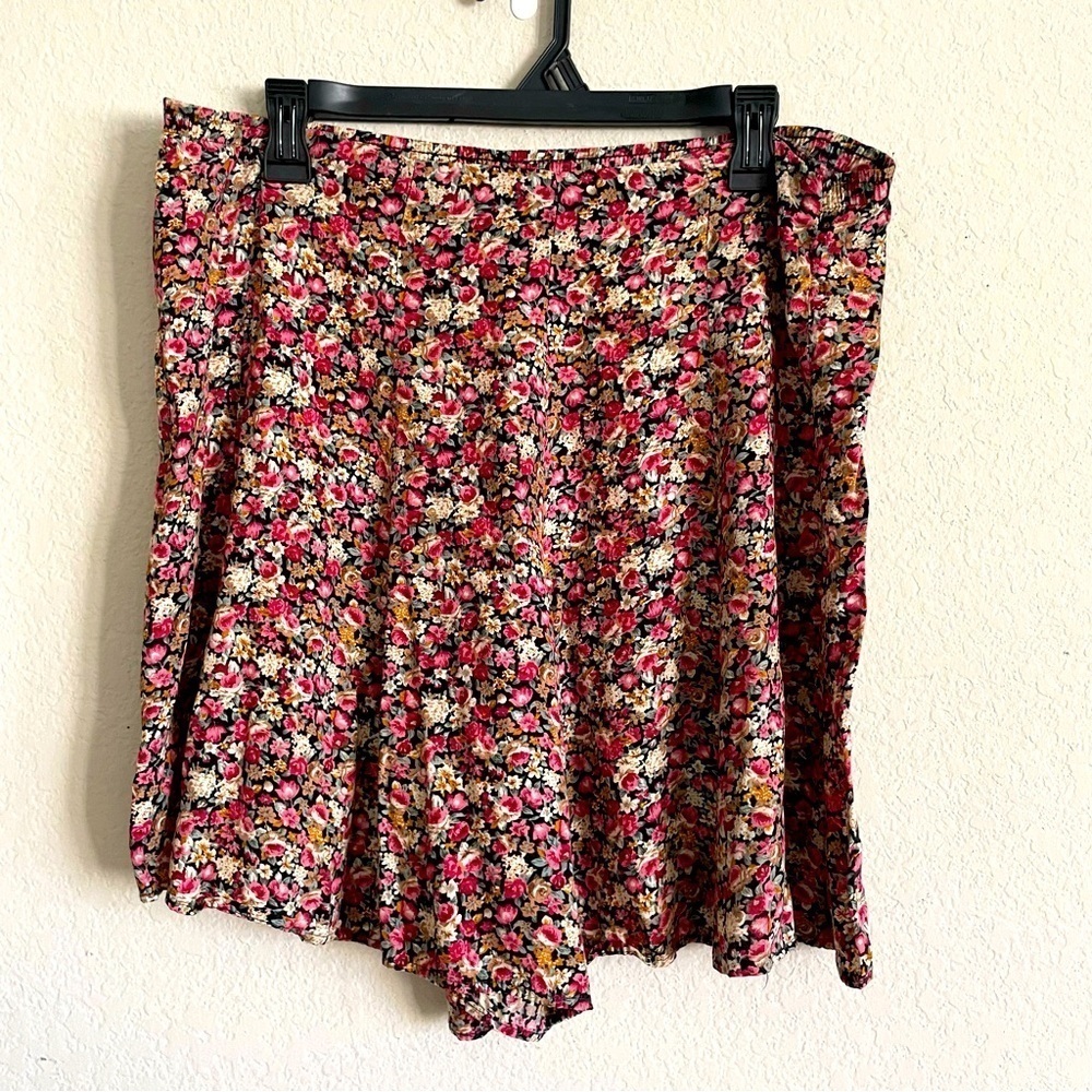 Tracy Evans ditzy floral flowy shorts size Medium longer pink feminine pull on